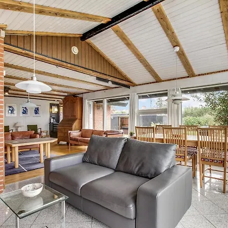 Дом отдыха Three-bedroom Holiday In